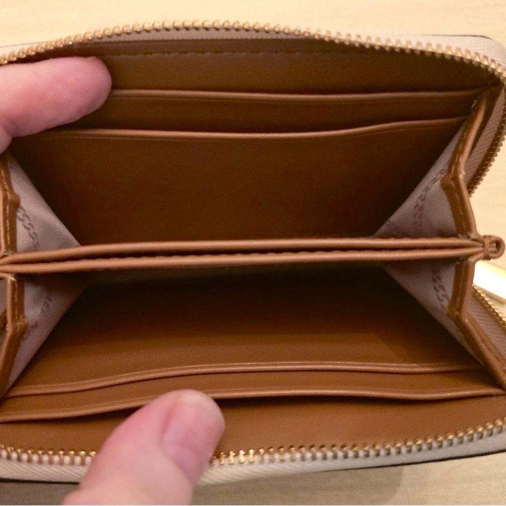 Michael Kors Monogram Wallet EUC - Picture 5 of 7